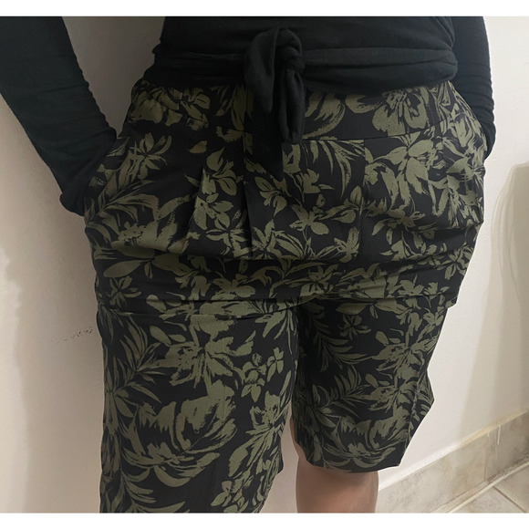 NWT Chelsea28 Pleated Jungle Leaf Long Shorts - Picture 2 of 9